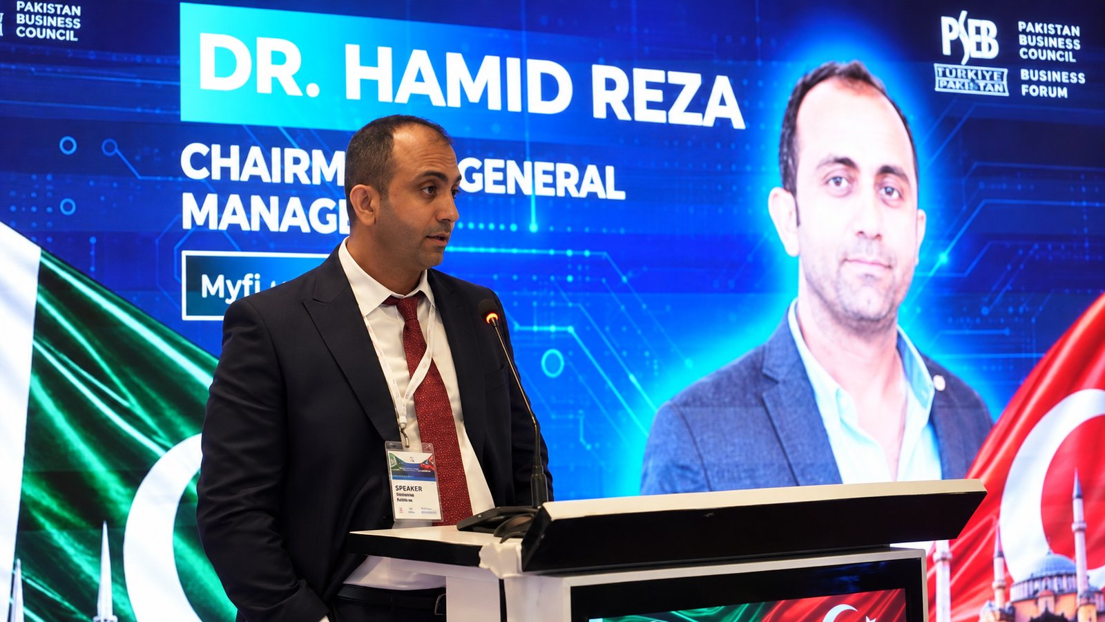 Hamid Reza Assariha konuşma yaparken